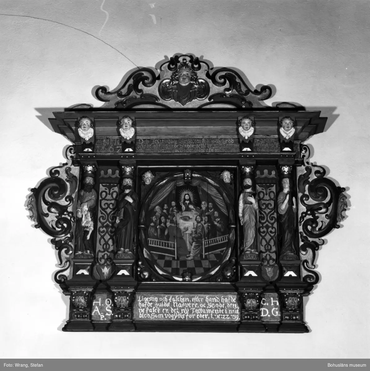 Text till bilden:"Bro kyrka, äldre altaruppsats på norra långväggen. Hans Swant 1667".