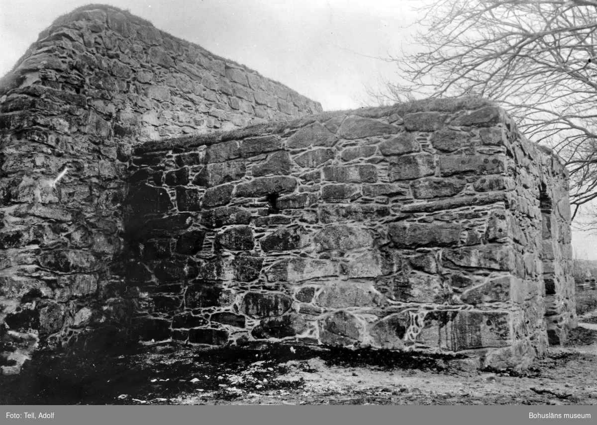 Text till bilden: "Ytterby kyrkoruin. Efter restaureringen 
1927. Tornets N vägg och V gavel".