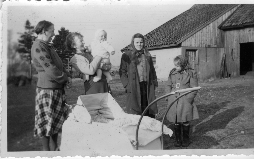 Første barnebarnet på vitjing. F.v Sofie Skrudland f. Hiim (7.6.1892 - 30.12.1967), Bergliot Berge med Bergliot Skrudland på armen. Jorunn Marie Skrudland g. Hadland (9.11.1939 - ) og Møyfrid Skrudland g. Mauland (18.12.1943 - )