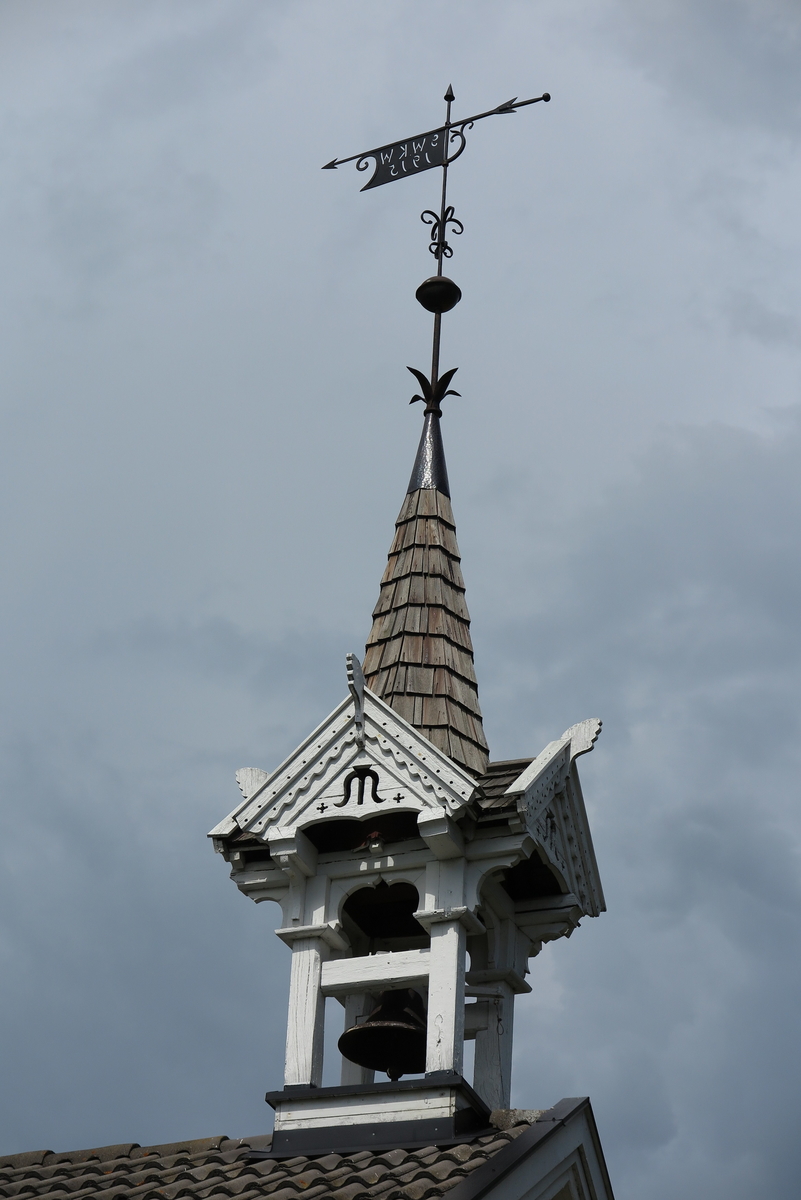 Klokketårnet på Ingeberg lille står på stabburstaket. Tårnet er i rik og velholdt sveitserstil, og bærer preg av godt vedlikehold. Stabburet er opprinnelig plassering, og den dag i dag er klokka fortsatt i bruk; både i forbindelse med pinse og andre høytider. 
Klokketårnet fra 1913 er i rik sveitserstil og har et høyreist kryssformet saltak med et kjegleformet midtparti. 
I 1993 ble tårnet restaurert og en snekker fra Gausdal ble brukt til å restaurere det gamle spontaket. Selve klokka vites det lite eller ingenting om annet at det er en rikt dekorert klokke med mønster hele vegen rundt nedre del. 
Tårnet og stabbur er hvitmalt som visstnok er opprinnelig fargesetting.