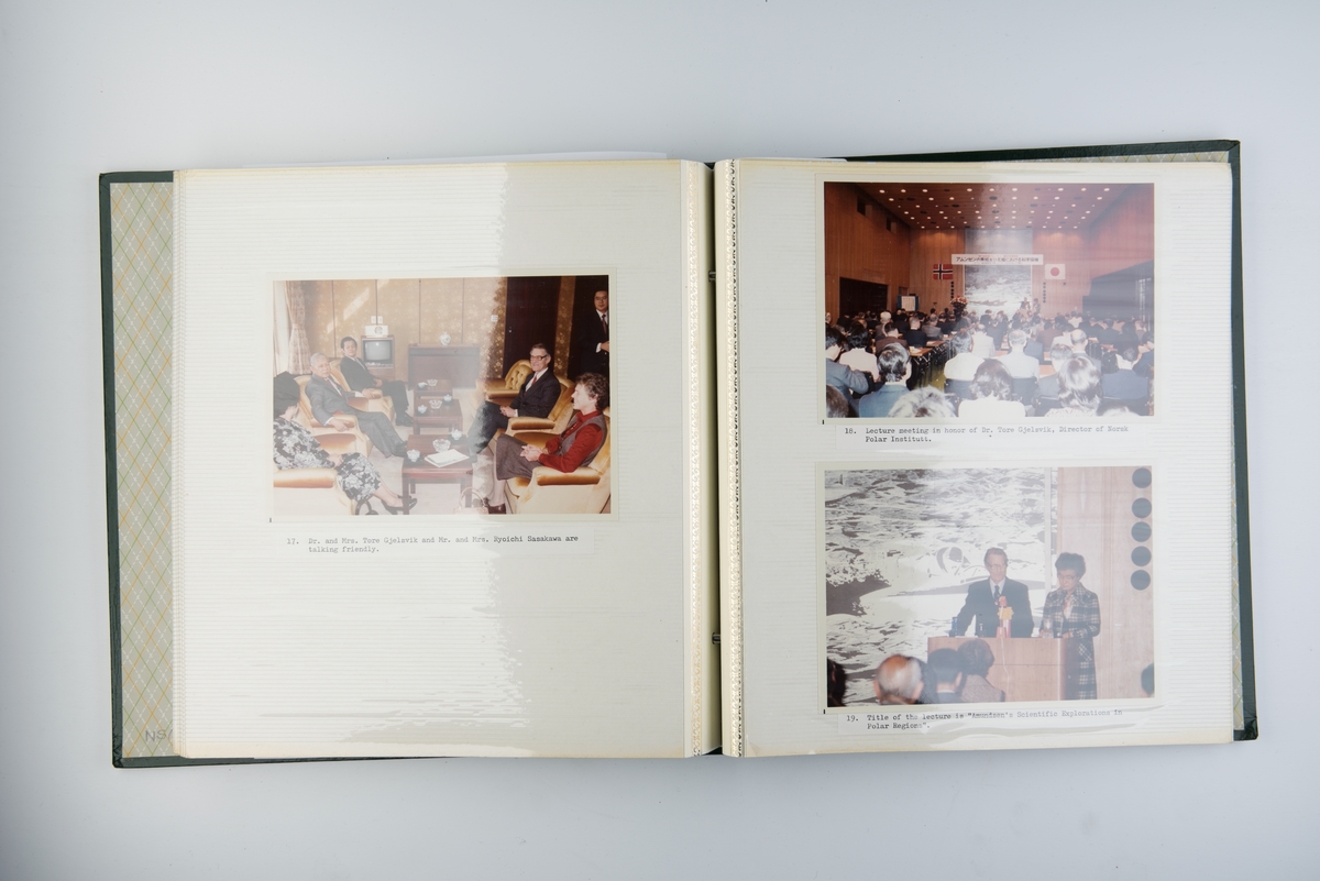 Album med fotografier fra Amundsenutstilling i Tokyo i 1979-1980.
