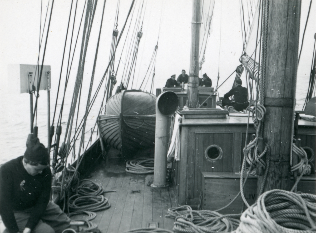 Däcksbild med fem personer ombord.