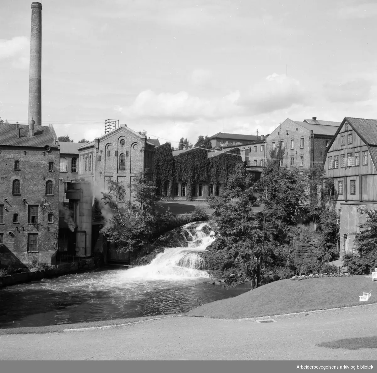 Akerselva. Fabrikker og industri langs elva. Hjula veveri.August 1954