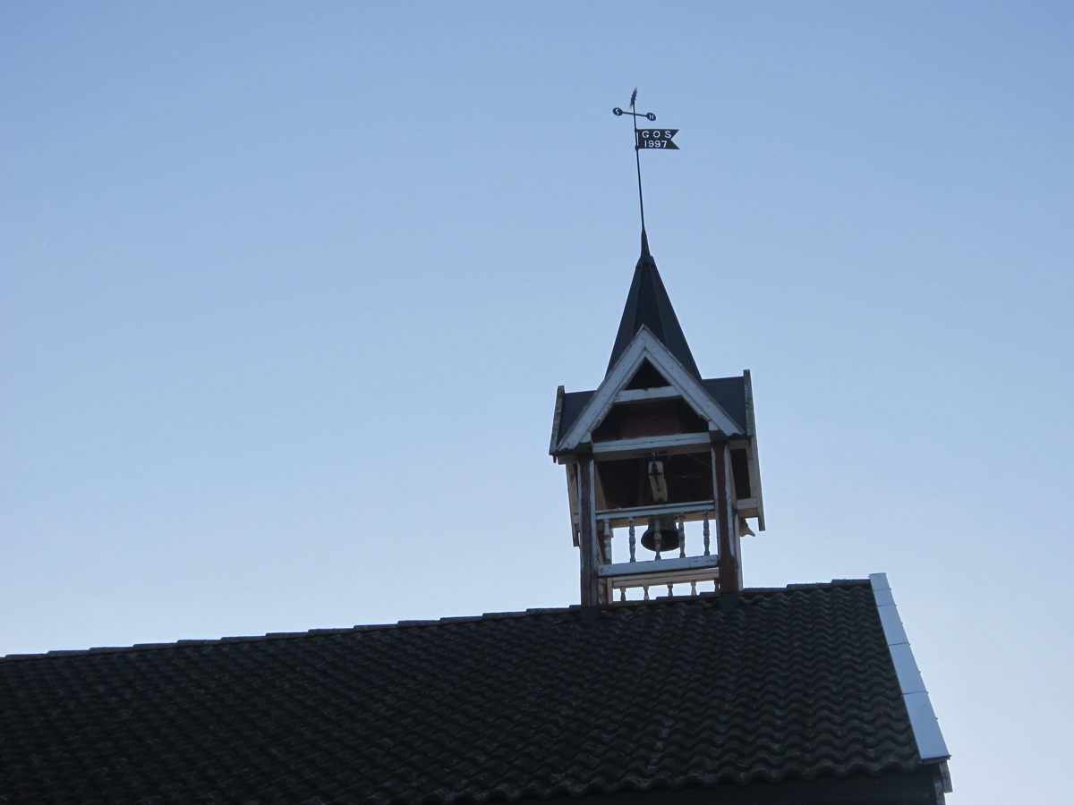Klokketårnet på Arneberg søndre er i sveitserstil, og har kryssformet saltak med kjegleformet midtparti. Det er i god stand, men med noe malingsslitasje. Tårnet står på låven. Låven og tårnet ble bygget i 1997. Tårnet har en værhane med en sol og påskriften «GOS 1997». Påskriften refererer til navnet på eierne, Gerd og Ola Stenberg, samt byggeåret. Johan Skogsrud har stått for tømrerarbeidet.