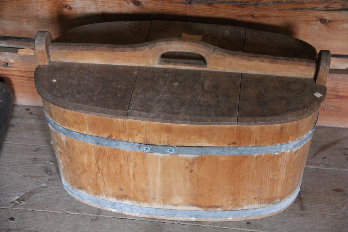 Oval lagget treambar med metallgjorer og trelokk