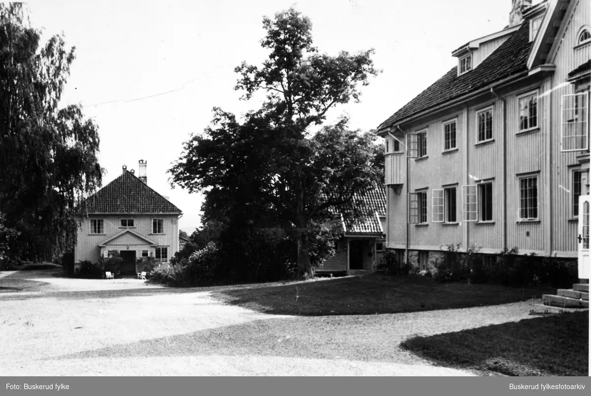 Buskerud gård. 
Undervisningsbygningen 1912. Bygningen til høyre er  internatet med kjøkken, spisesal, elevstue, elevrom.