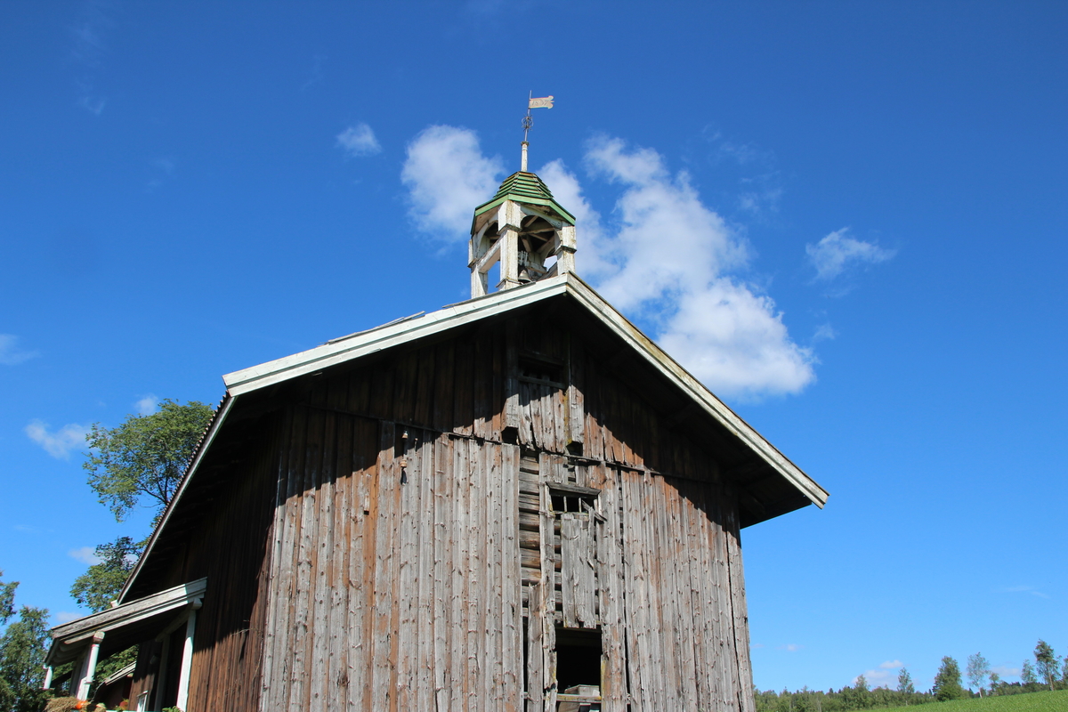 Klokketårnet på Børke nordre i Veldre. Ringsaker. Tårnet ble satt opp i 1837, og har fortsatt hjelmtaket og Empire-detaljer.