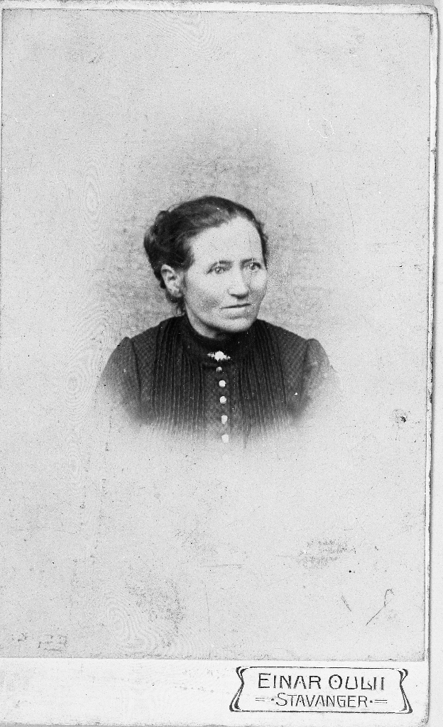 Foto av Kirsten Børgesdtr. Fjermestad (23.12.1863 - ) g. 25.3.1891 m. Martin Ingebretson Tjåland (3.3.1869 - )