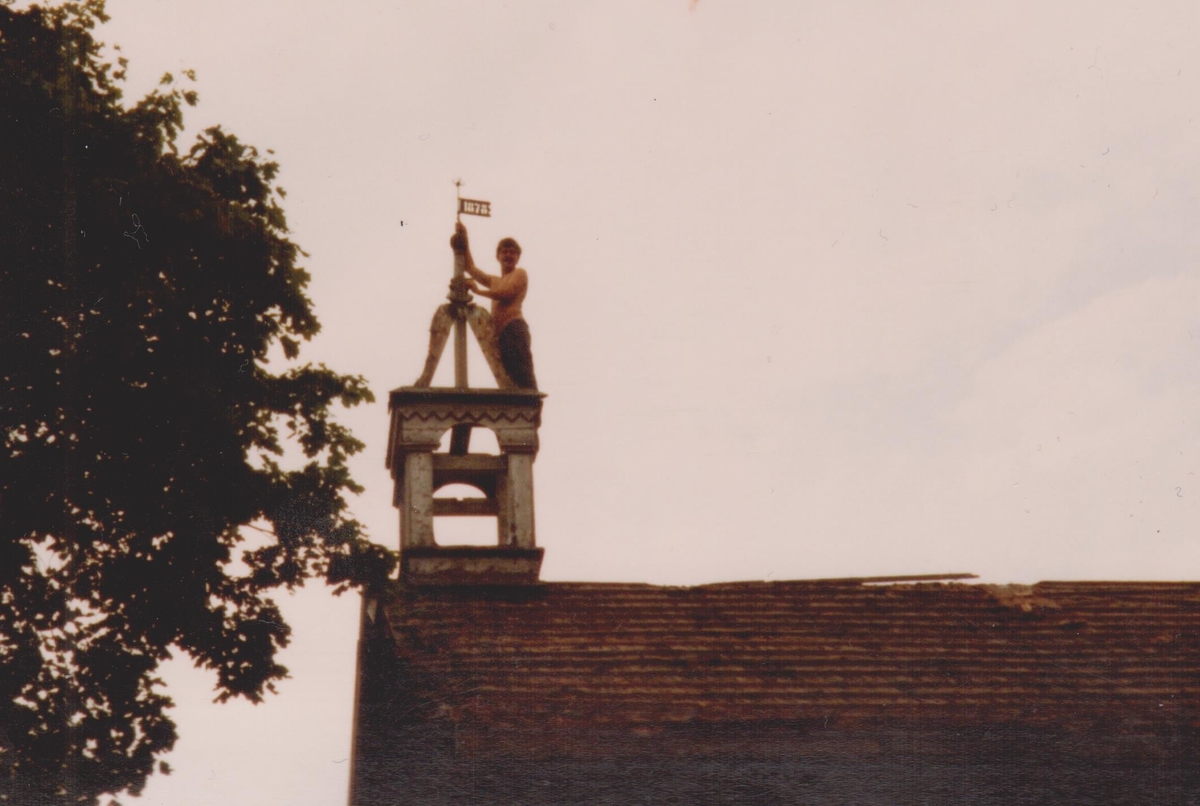 Dagens klokketårn står plassert på låven, etter en rivning av stabburet på gården. Det forrige tårnet kunne dateres til 1878. Klokketårnet har et telttak med svung, noe som understreker den ellers elegante formen på tårnet. Da stabbur og det gamle klokketårnet ble revet ble far til dagens eier brukt som mal for å vise dimensjonene på tårnet. Bildene viser et stort tårn hvor bare taket er på rundt 180 cm. 
Stilen til tårnet er en ren sveitserstil med helling mot empire. Som en avsluttende kant nedenfor takkanten er det laget en bord med dekor. Dagens tårn er tekket i kobber i vannrette striper, noe som gir inntrykk av å være trespon. 
Matklokka på gården kan dateres til 1816, at det derfor har vært et tårn tidligere er derfor grunn til å tro. På gården har klokka i stor grad blitt benyttet som matklokke, men også til å varsle om ulykker. Den blir også brukt hver Pinse, en lang tradisjon på gården. 
Tårnets konstruksjon er hvit, med grønn og rød dekor.