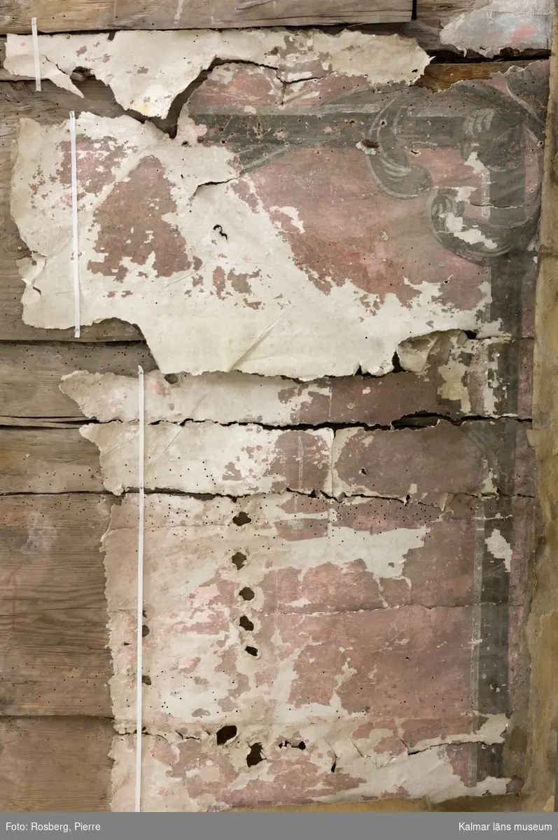 KLM 46121:3. Väggparti med tapet. Ett avsågat parti av en knuttimrad timmervägg. Ena väggen består av sju liggande timmerstockar och den andra av sex stycken. De två väggarna är sammanfogade med uthuggna knutar. Mellan timmerstockarna finns tätning av mossa. Två av väggsidorna är klädda med en målad tapet av papper daterad till 1700-talets andra hälft. Motivet har en rosa grund med rocailler och växtornament i grönt, grått och svart. Över denna tapet finns rester av senare tapetlager, bl.a. en målad tapet i ljusblått och en stänktapet i grått och svart. I hörnet finns även rester av en tryckt tapet i träimitation. Den tredje väggsidan har fungerat som utsida på byggnaden och är målad i rött. Den fjärde väggsidan är i stort sett trären förutom några rester av olika typer av tryckta tapeter.

Väggpartiet är försett med fem sekundära träreglar, troligen ditsatta vid nedtagningen av väggen för att hålla samman timret. Ytterligare två reglar sattes dit år 2017. Tapetvåderna är uppfästa med bomullsband.