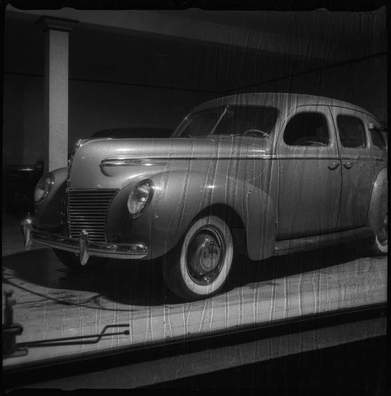 Motiv fra Stavanger sentrum og fra Bakkeland og Kalhammaren i Stavanger. Det er bilder av en bil (Ford Mercury 1939-modell), fra en kinooppsetning, fra gårder og bygater og av Stavanger museum. Flere bilder er tatt om natta.