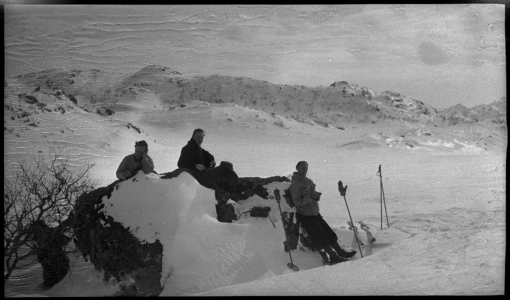 Tre unge menn på skitur i Madlandshei. Det er også bilde av noen barn som har bygd en snømann.