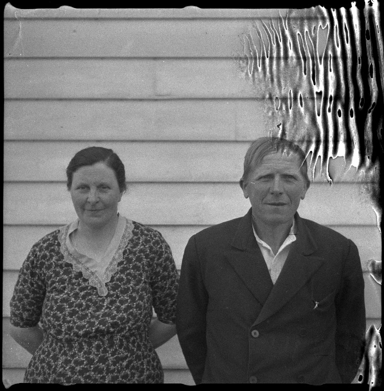 Enkeltbilder og gruppebilder av Frida og Paul Johannessen og flere andre i Kvilldal, blant annet familiene Øyane, Stuv og Steinbru. Frida Johannessen er nr. 2 fra høyre på det første bildet.