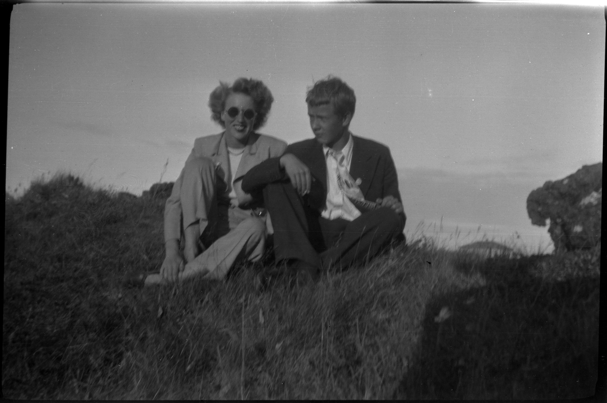 Frida Johannessen sammen med et turfølge på Island. Det er bilder fra pikniker og gåturer. Frida Johannessen er på alle bildene, bl.a. til venstre på bilde nr. 1.