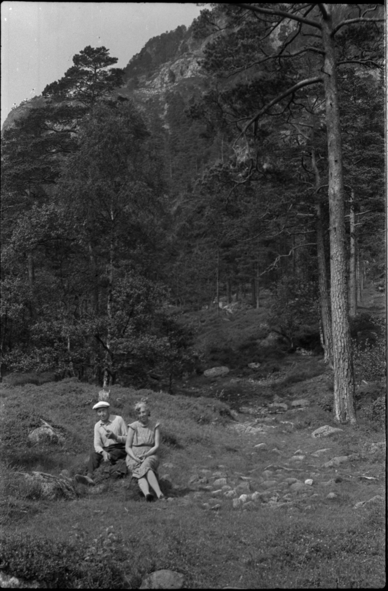 Bilder av skuringsstriper i bergene ved Vadla i Jøsenfjorden (bilde 1-4), Aslaug Skjold fra Sauda (bilde 5), Frida og Paul Johannessen på tur ved Indre Eidane i Jøsenfjorden (bilde 6-13), gården Vadla, ved Jøsenfjorden (bilde 14), Espedalen og Helle ved Høgsfjorden (bilde 15-17), en mann, muligens Erik Nesheim, som sitter utenfor hytta si på Helle (bilde 18-19) og sandtak på Vadla og sandterasse ved Ørekvam, nord for Vadla.