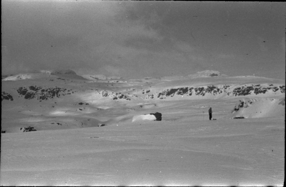 Bilder fra en påskeskitur til Stranddalen turisthytte i Suldal. Det er bilder av landskapet med turgåere, av folk som smører ski utenfor turisthytta og av et stort turfølge som tar pause i snøen.