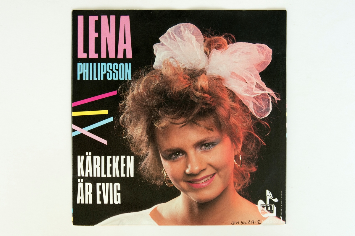 Singel-skiva av vinyl med rosa pappersetikett, i pappersomslag med tryckt porträttfotografi i färg av artisten.

Låtlista
Sida A: Kärleken är evig
Sida B: Kärleken är blind

JM.55217:1, Skiva
JM 55217:2, Omslag