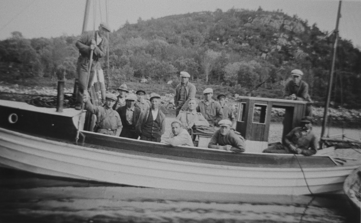 Korshavns båt med vegarbeidsfolk ombord, 1938.