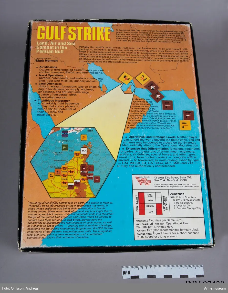 Spelet består av en utvikningsbar spelplan i 4 delar som föreställer en karta över Mellanöstern, ett plasttråg med cirka 1000 fyrkantiga spelmarkeringar i papp i gult, svart, rött, beige, brunt, blått och grönt, samt ett par häften och blad med spelinstruktioner och tabeller.