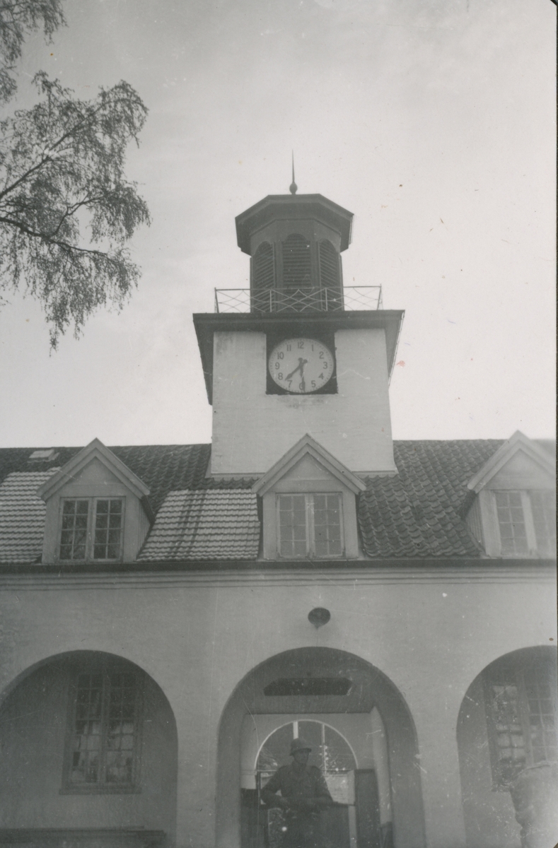 En vakt står under klokketårnet på Falstad fangeleir 12. mai 1945.