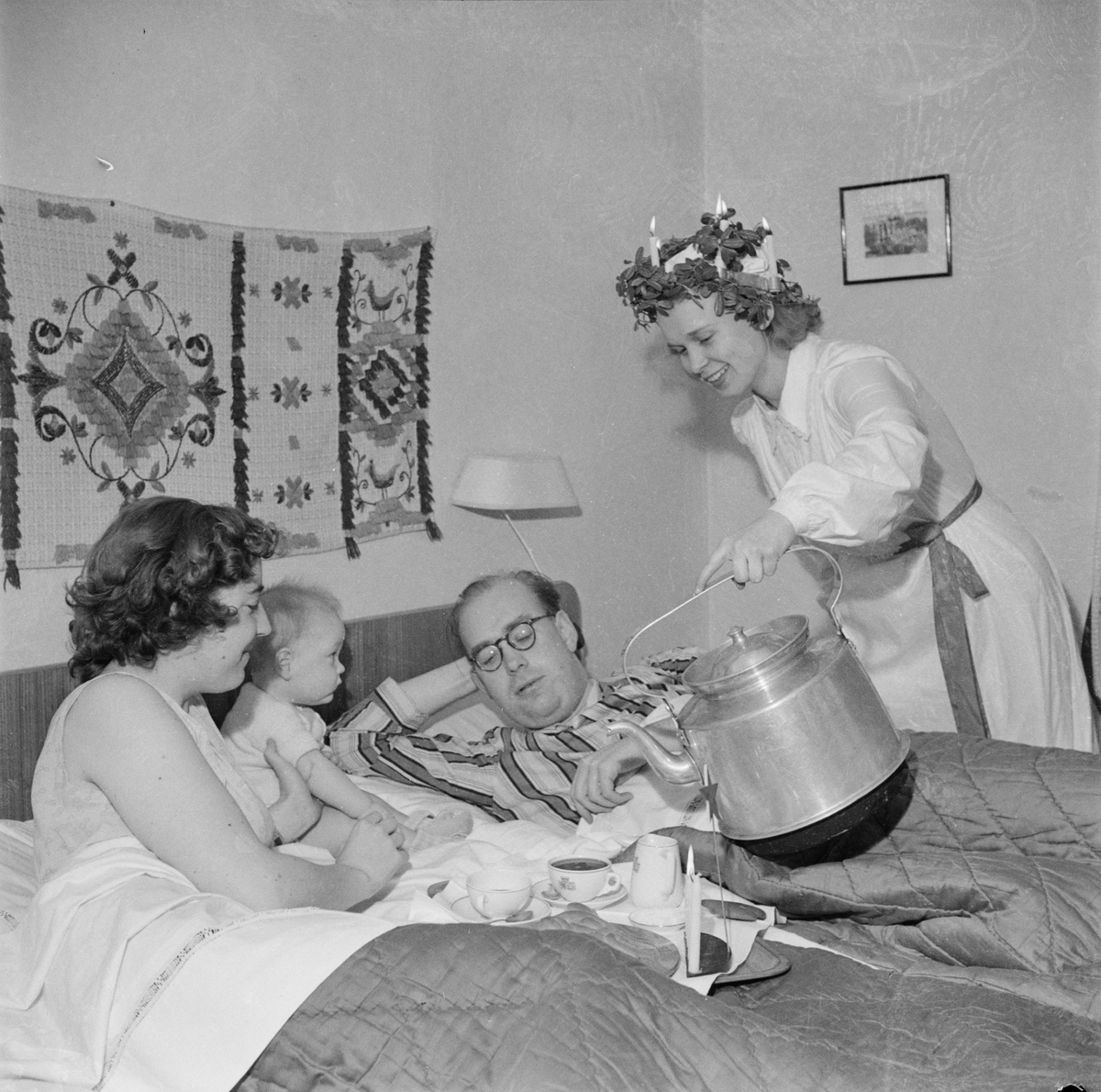 Lucia bjuder på lussekaffe på säng, Uppsala 1948