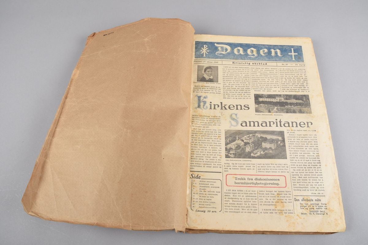 Eit eksemplar av avisa "Dagen" frå 1942 og diverse eksemplar av "Helg og Høitid" frå 1937 til 1939 - søndagstillegg til avisa "Dagen", hefta daman med omslag i gråpapir.