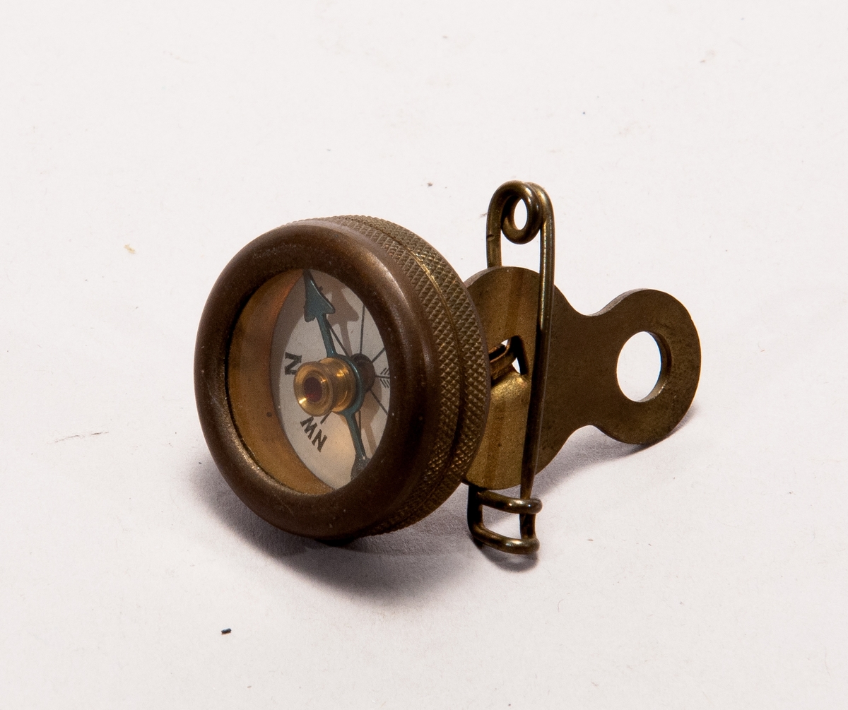 Jägarkompass med nål. Har texten "Marble´s Gladstone, Mich. U.S.A" på baksidan av kompassen.