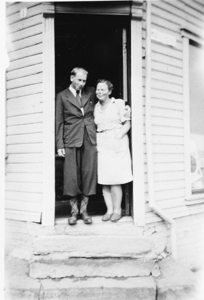 Krambugutt Ivar Vikebakk og Ingeborg Laland i døra til krambua J.G. Laland på Bryne.