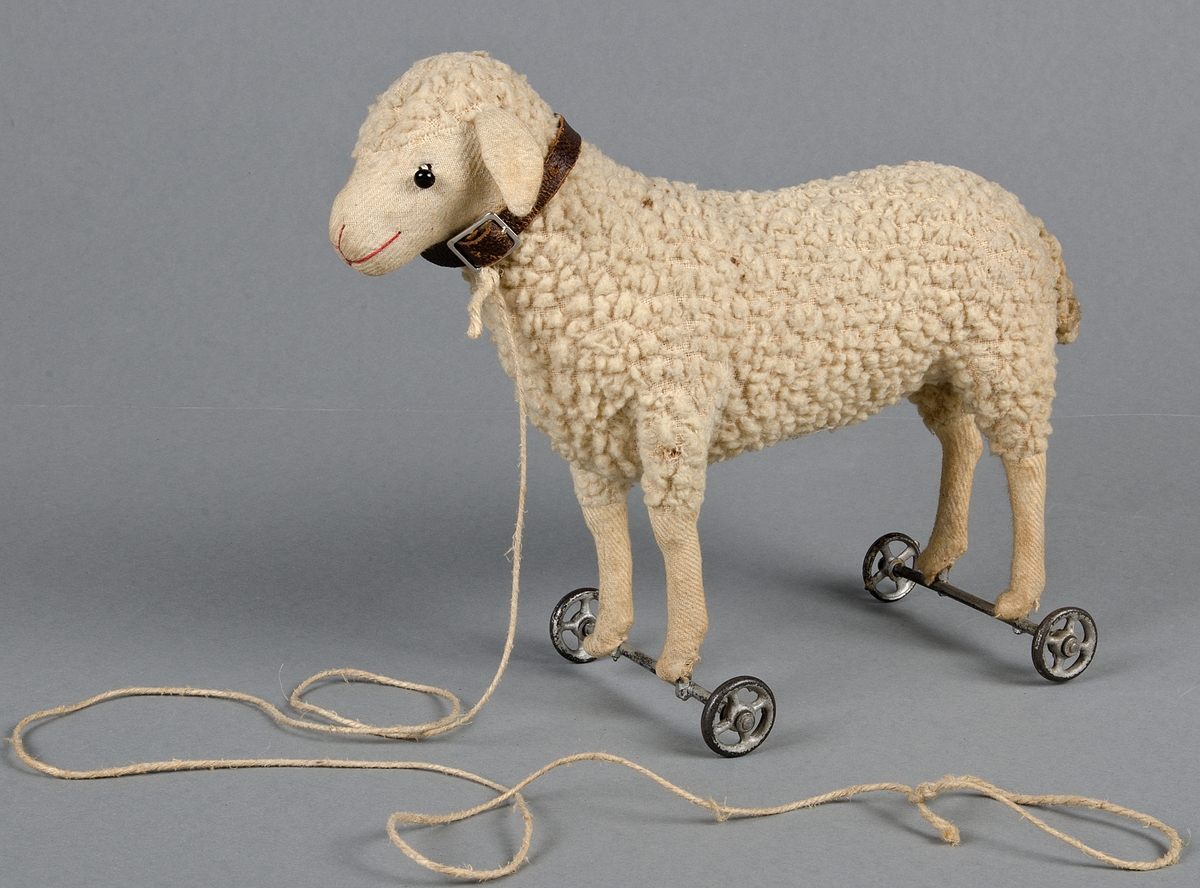 Leksaksdjuret föreställer ett lamm