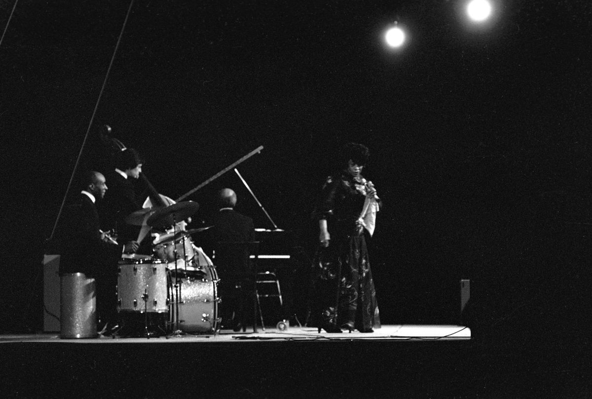 Konsert med Ella Fitzgerald og Flanagan's trio i Njårdhallen. Fra venstre Ed Thigpen på trommer, Frank de la Rosa på bass, Tommy Flanagan på flygel og Ella.