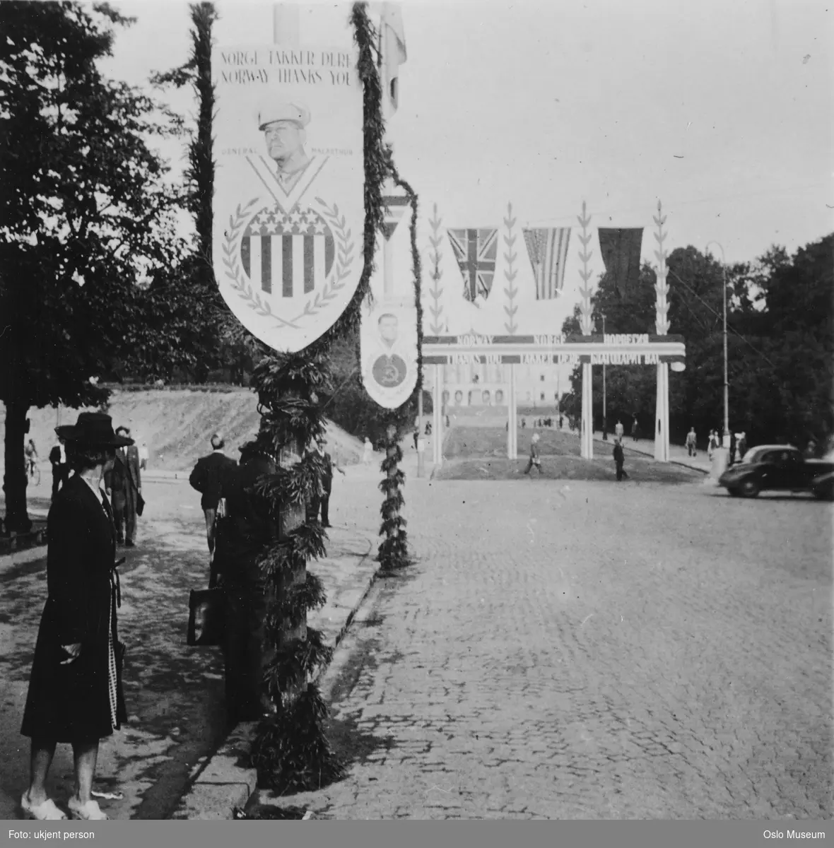 Karl Johans gate pyntet for de allierte styrkene, flaggstenger, girlander, bannere, mennesker