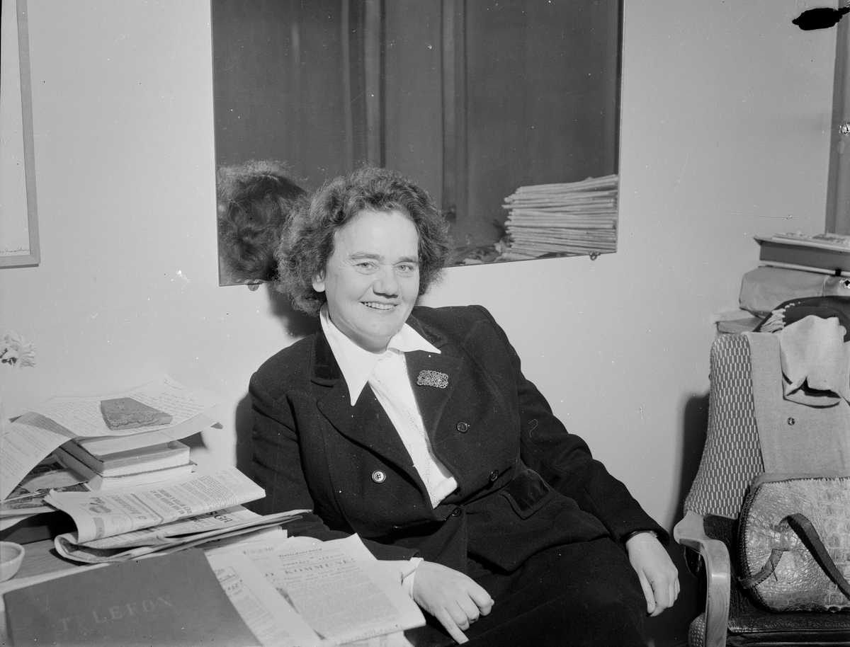 Journalist og forfatter Lise Lindbæk på kontoret.