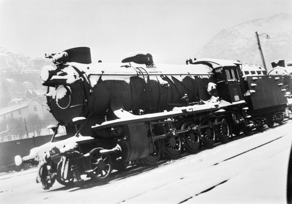 Damplokomotiv type 39a nr. 166 på Bergen stasjon.