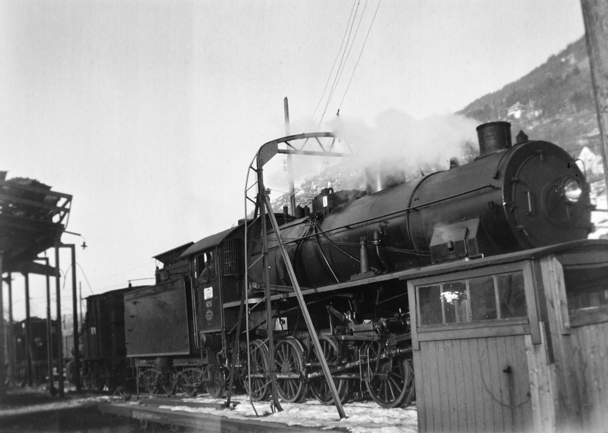 Damplokomotiv type 31b nr. 426 ved kulldepotet på Bergen stasjon.