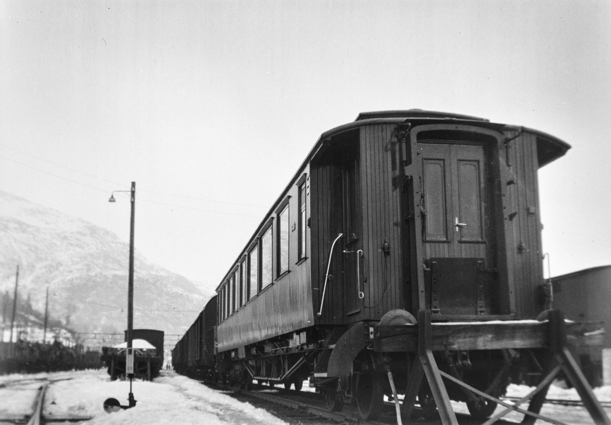 Personvogn litra Bo3c type 3 nr. 948 på Bergen stasjon. .
