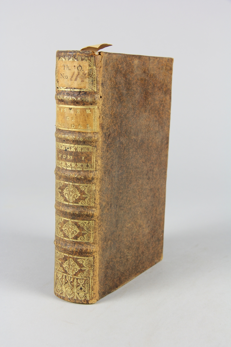 Bok, helfranskt band, "Sermons du Pere Bourdalouë", del 1, tryckt i Paris 1709. Skinnband med guldpräglad rygg med fem upphöjda bind. Titelfält med blindpressad titel och volymens nummer, rödstänkt snitt. Etikett med samlingsnumret.