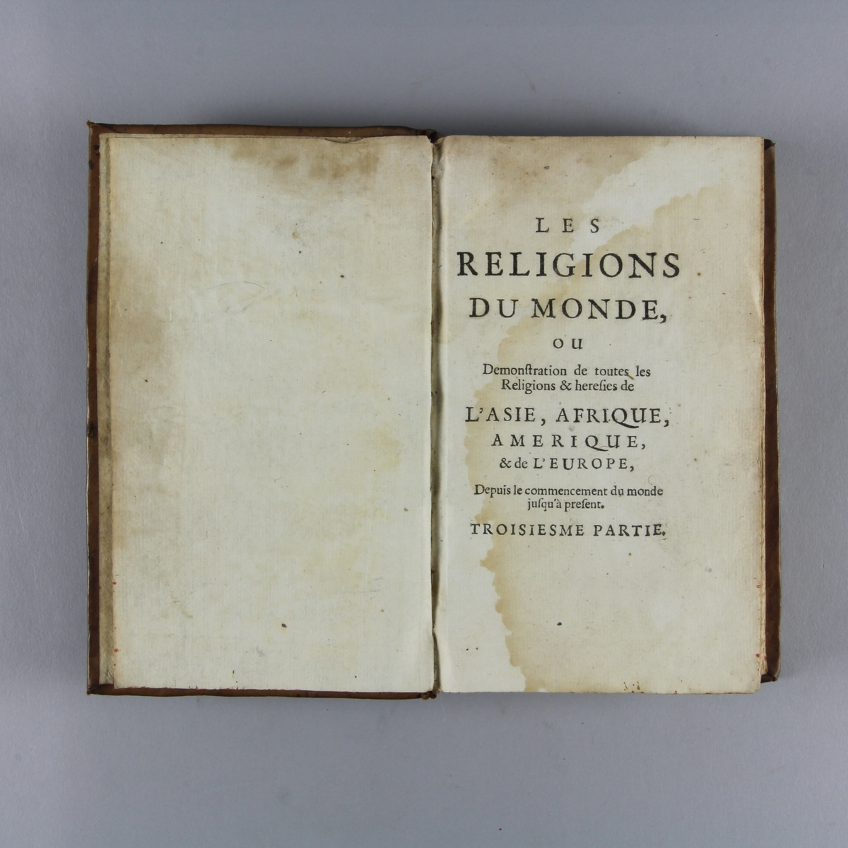 Bok, helfranskt band, "Les religions du monde", del 3. Skinnband med guldpräglad rygg i fem upphöjda bind, skuret rödstänkt snitt.