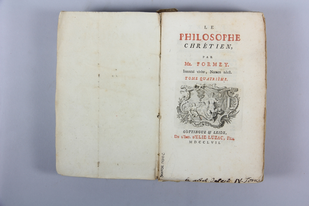 Bok, pappband: "Le philosophe chrétien", del I, skriven av Formey, tryckt i Leiden 1752. På ryggen klistrad pappersetikett med titel, samlingsnummer samt etikett med volymens nr. 
Pärmen klädd med blekt gråblått papper. Med oskurna snitt.