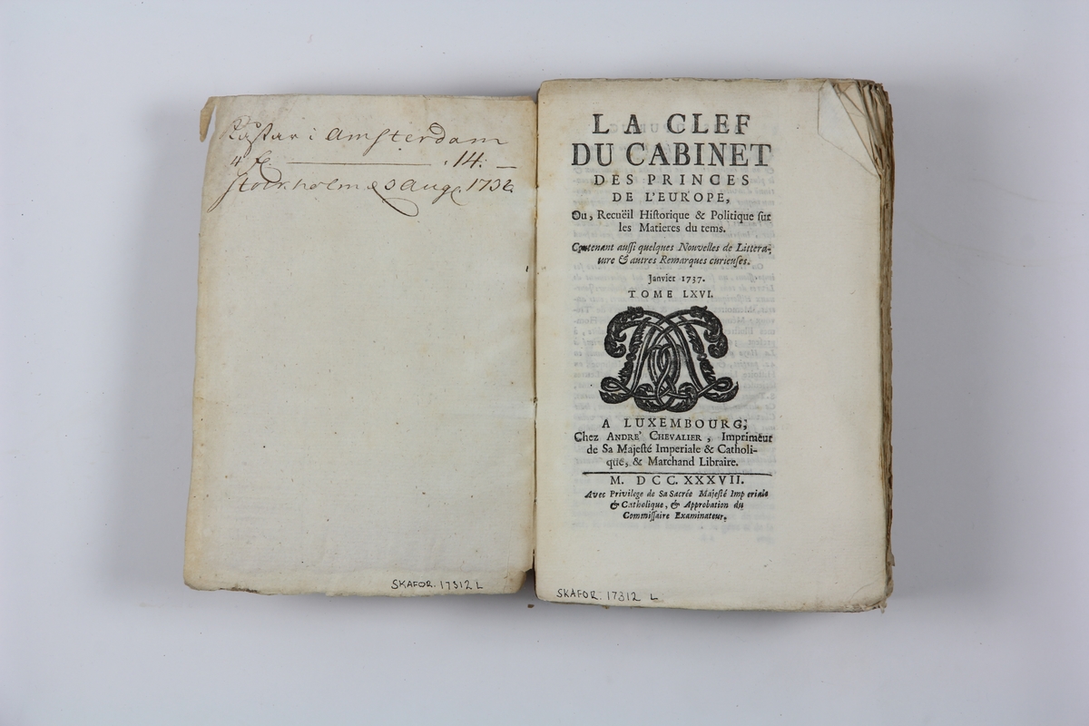 Bok, pappband "La clef du cabinet des princes de 
l´Europe", del 66, tryckt i Luxemburg 1737.
Marmorerat band med blekt och skadad rygg, påklistrade pappersetiketter med titel och volymens nummer.  Med skurna snitt.