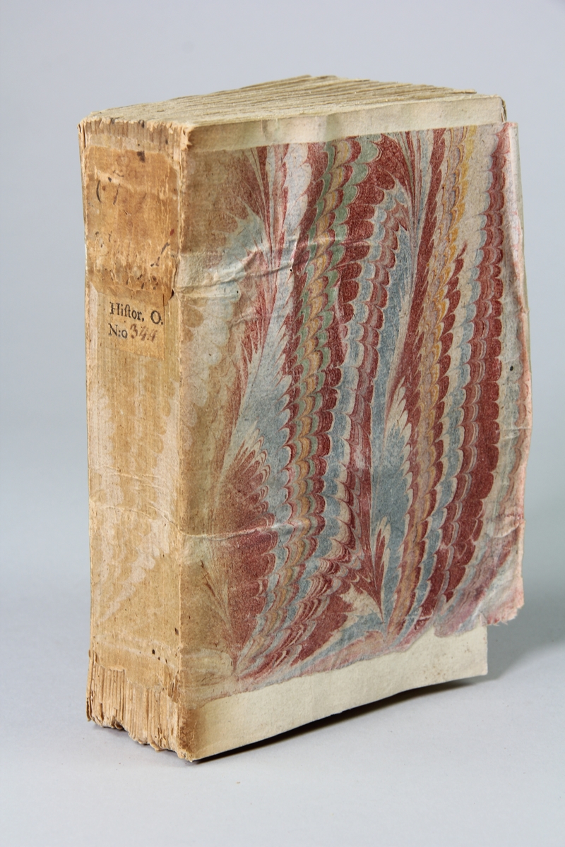 Bok, pappband "La clef du cabinet des princes de
 l´Europe", del 74, tryckt i Luxemburg 1741.
Marmorerat band med blekt och skadad rygg , påklistrade pappersetiketter med titel (oläslig) och volymens nummer.  Med skurna snitt.