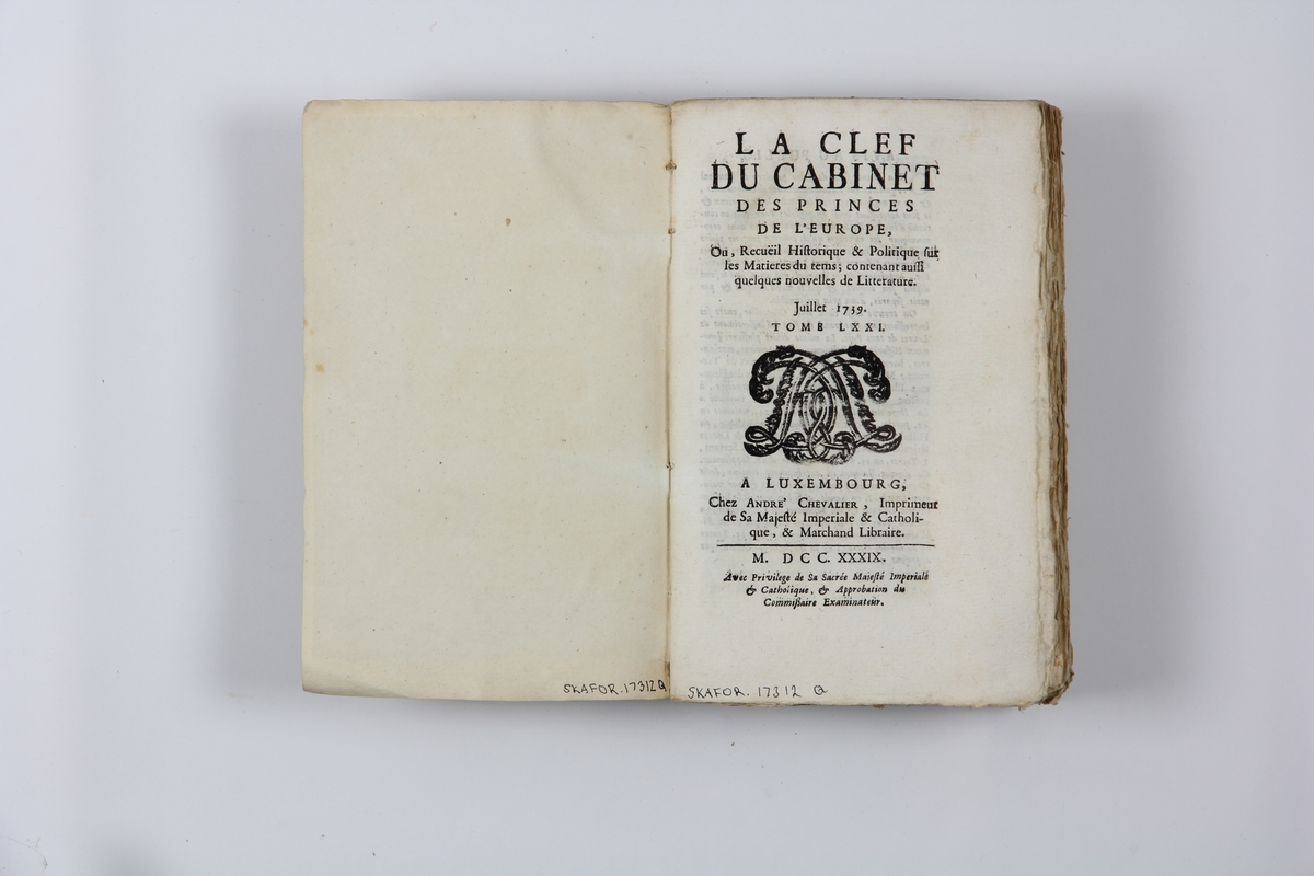 Bok, pappband "La clef du cabinet des princes de 
l´Europe", del 71, tryckt i Luxemburg 1739.
Marmorerat band med blekt  rygg, påklistrade pappersetiketter med titel och volymens nummer.  Med skurna snitt.