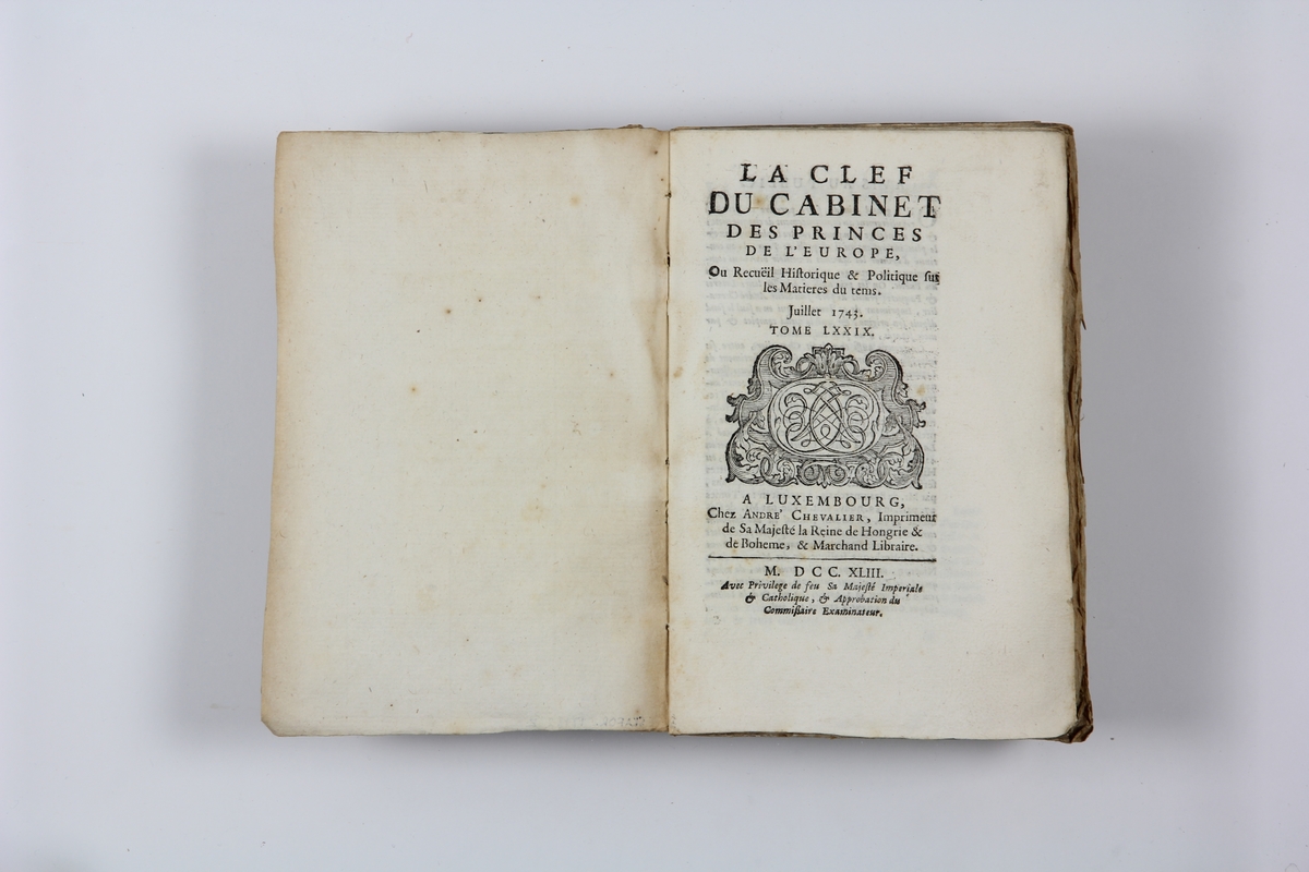 Bok, pappband "La clef du cabinet des princes de
 l´Europe", del 79, tryckt i Luxemburg 1743.
Marmorerat band med blekt  rygg, påklistrade pappersetiketter med titel och volymens nummer.  Med skurna snitt.