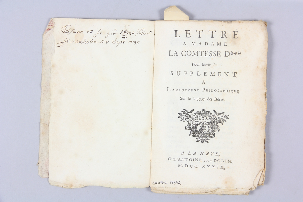 Bok, "Lettre a madame la comtesse d***", tryckt i Haag 1739.
Pärmen klädd med marmorerat papper, oskurna snitt. På ryggen klistrad pappersetikett med samlingsnummer. Anteckning om inköp på pärmens insida.