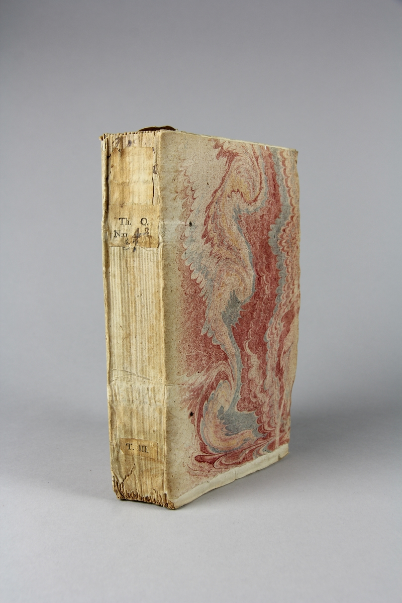 Bok, häftad "La religion protestante", del 3, tryckt 1730 i Amsterdam. Pärmar av marmorerat papper, blekt och skadad rygg med påklistrad etikett med samlingsnummer. Oskuret snitt.