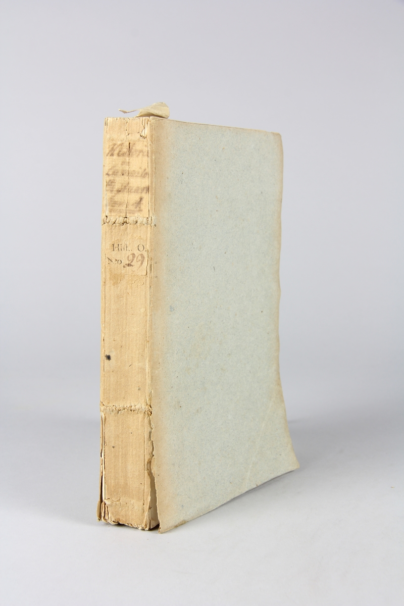 Bok "Histoire de la maison de Stuart sur le trône d'Angleterre", del 4, skriven av Hume, tryckt i London 1751.
Pärmar av gråblått papper, oskurna snitt. Blekt rygg med etikett med titel och samlingsnummer.