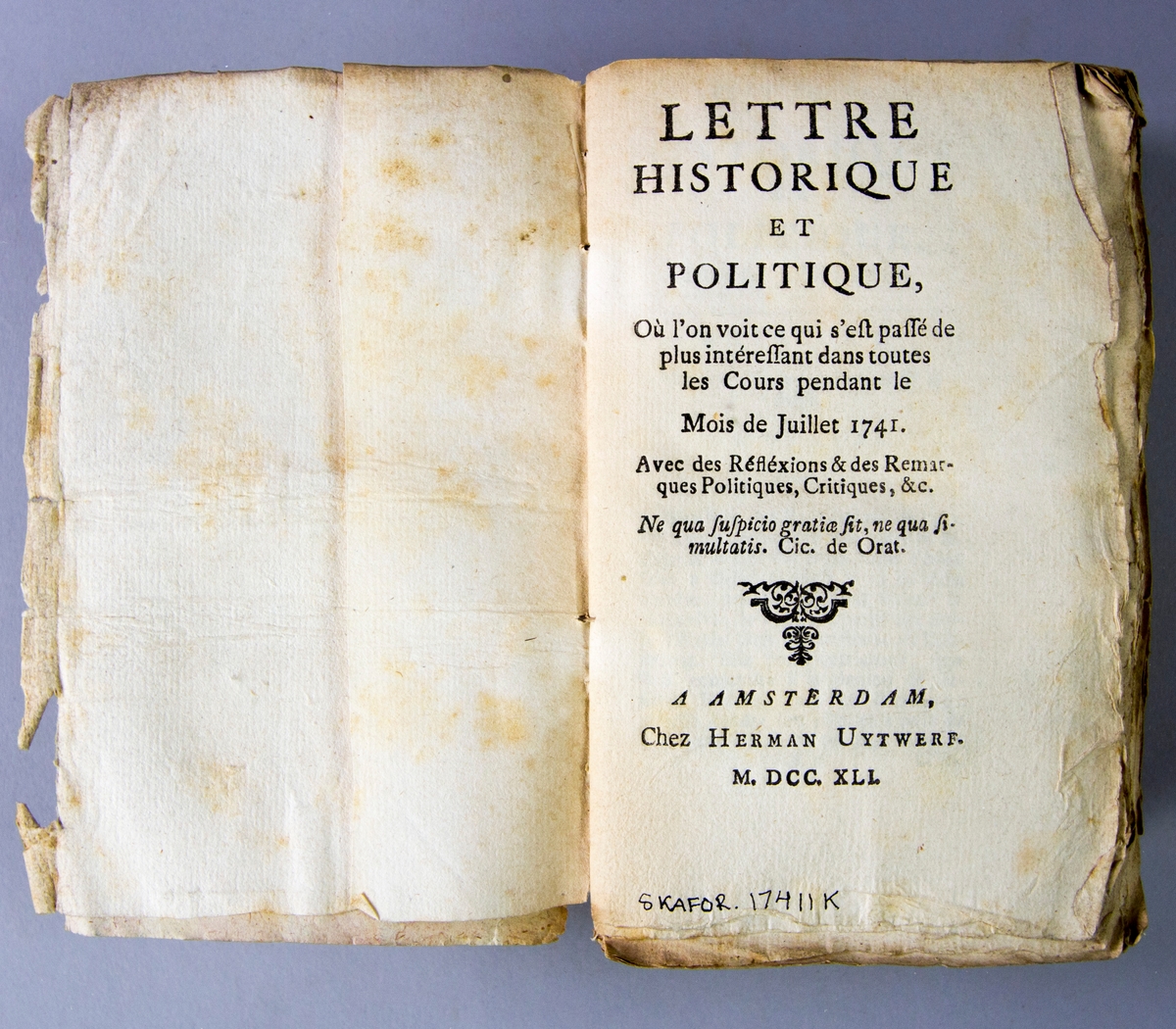 Bok, häftad, "Lettre historique et politique", tryckt 1741 i Amsterdam. Pärmar av marmorerat papper, blekt rygg med påklistrade etiketter med titel och samlingsnummer. Oskuret snitt.