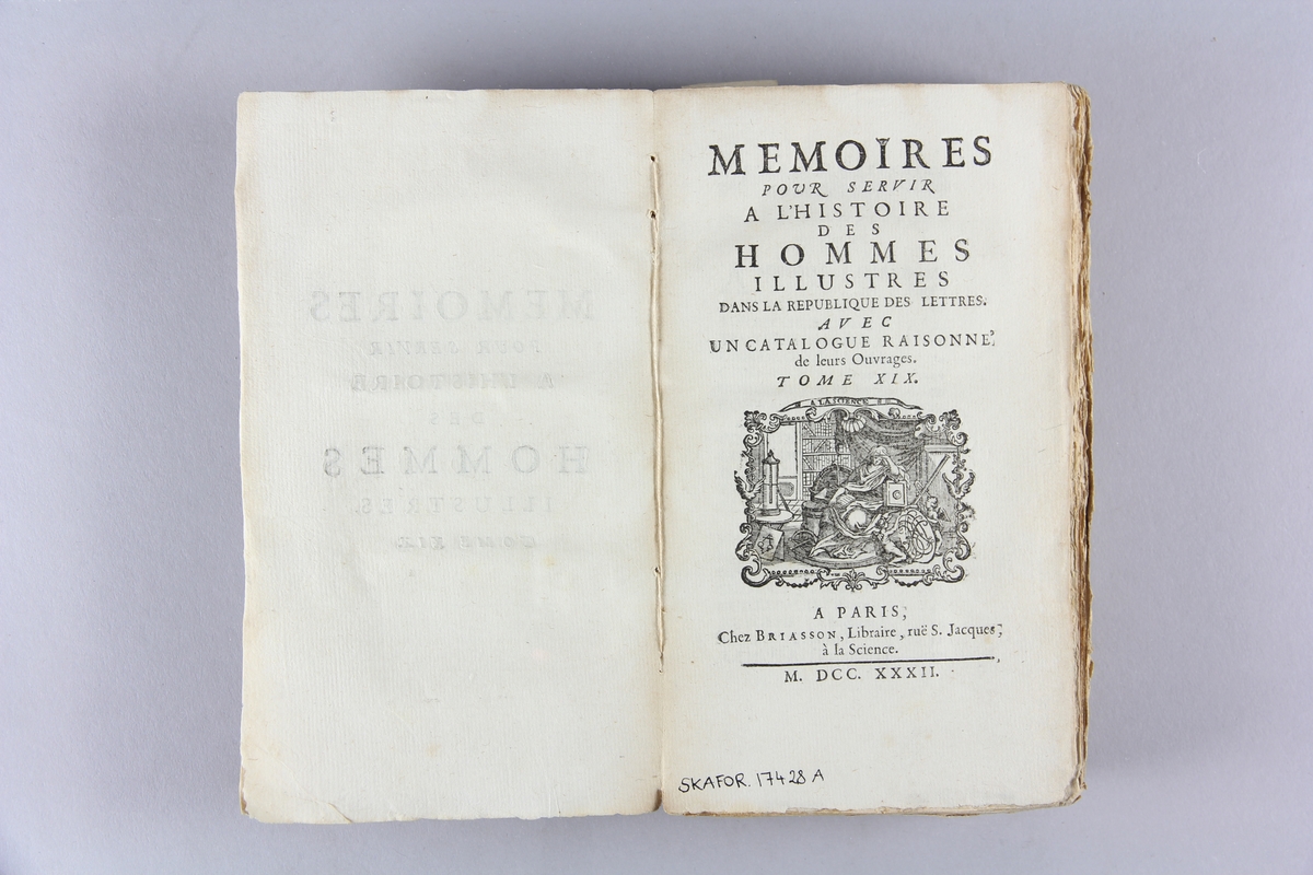 Bok, häftad, "Mémoires pour servir à l´histore des hommes illustres", del 19. Pärm av marmorerat papper, oskuret snitt, ej uppsprättad.