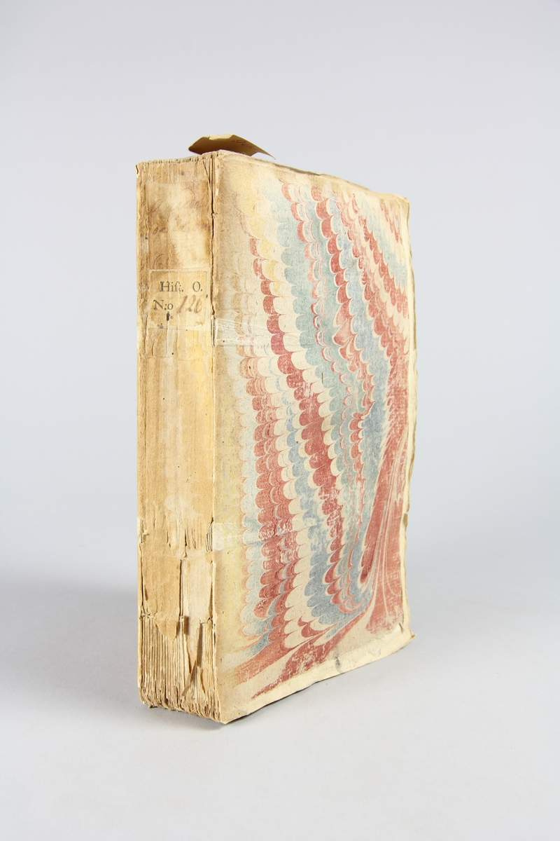 Bok, pappband, "Anecdotes de la cour de Childeric, roi de France", del 1-2,  tryckt 1736 i Paris. Pärmar av marmorerat papper, blekt rygg med etiketter med bokens titel och nummer, otydlig text. Oskuret snitt.