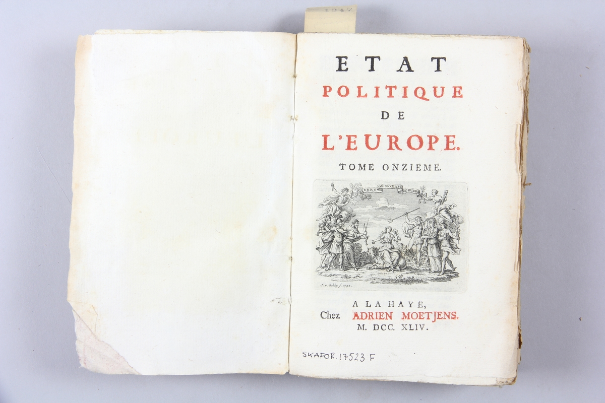 Bok, pappband, "État politique de l´Europe", del 11, tryckt 1744 i Haag. Pärmar av marmorerat papper, blekt rygg med påklistrade etiketter, delvis utplånad text. Oskuret snitt, ej uppskuren.