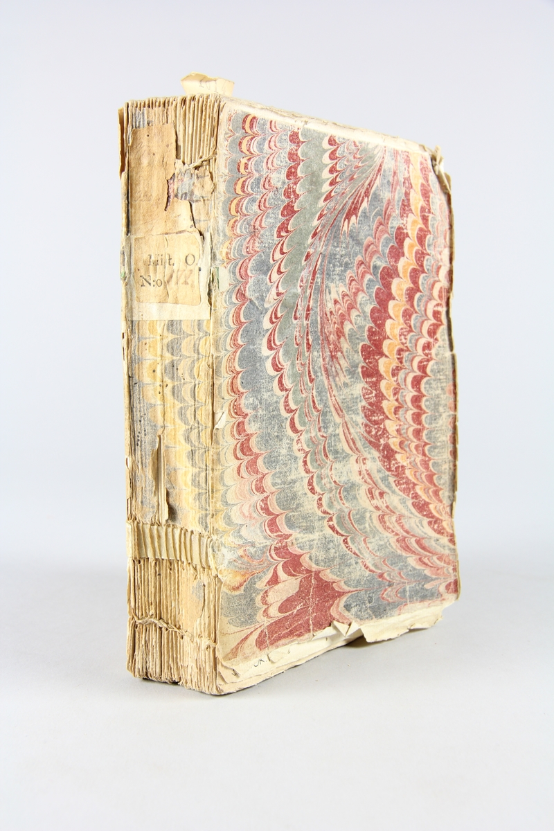 Bok, pappband, "Mémoires du comte de Bonneval", del 1-2,  tryckt 1737 i London. Marmorerade pärmar, rygg med påklistrade etiketter, delvis oläsliga. Oskuret snitt. Påskrift om inköpspris på pärmens insida delvis svårtolkat.